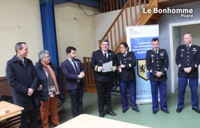 sub-prefect Silvère Say welcomes the commitment of the gendarmes of the Montdidier company