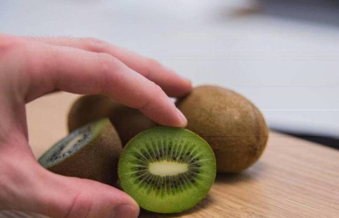 Who stole over 40 kilos of kiwis from this small Breton island?