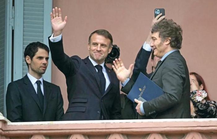 Emmanuel Macron and Javier Milei on the balcony, this may be a detail for you…