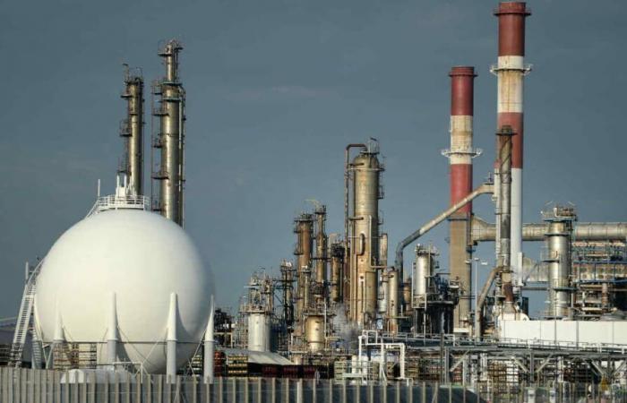 The Loire polluted due to an oil leak at the Total refinery in Donges