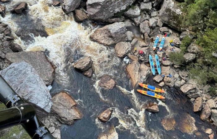 A kayaker with an amputated leg stuck in a rock crevasse, his connected watch saves his life