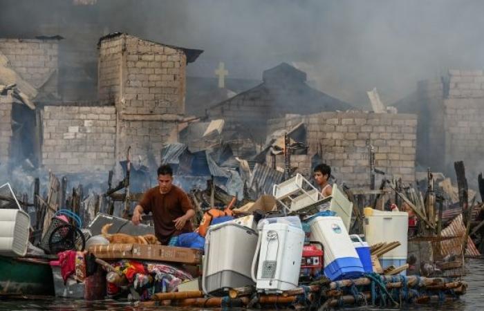 Hundreds of charred houses: fire ravages a slum in the Philippines