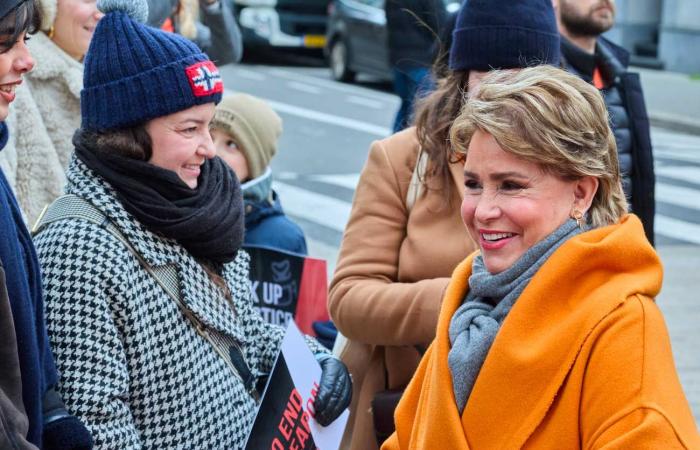 Grand Duchess Maria Teresa demonstrates in orange to support women victims of violence