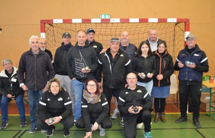 this pétanque club is equipped with PVC balls to play indoors