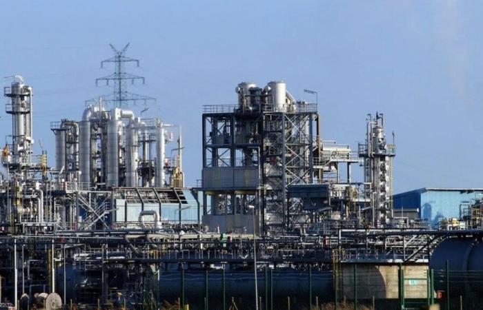 oil from the Donges refinery spills into the Loire