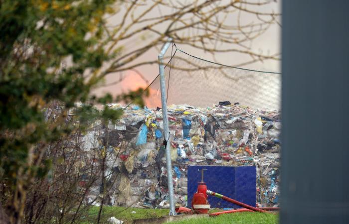 a sorting center catches fire in Indre