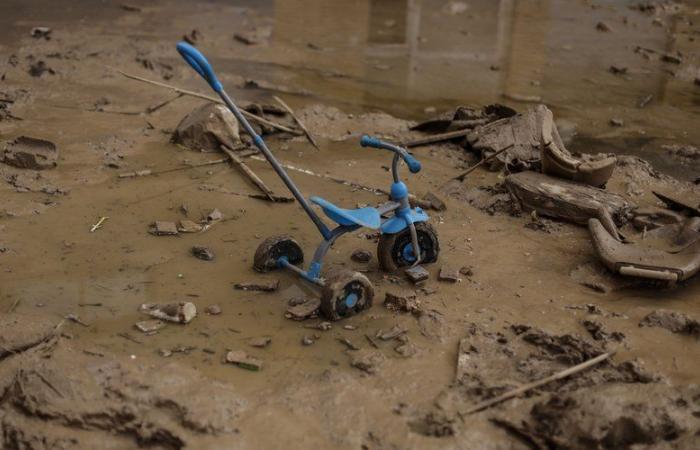 Floods in Spain: while renovating a school, a worker loses his life after a roof collapses