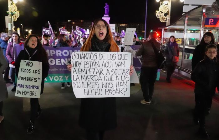 Hundreds of people support a march in León that denounces failures in awareness, prevention, education and reparation for victims