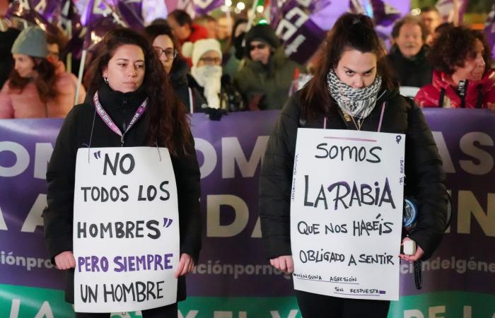 Hundreds of people support a march in León that denounces failures in awareness, prevention, education and reparation for victims