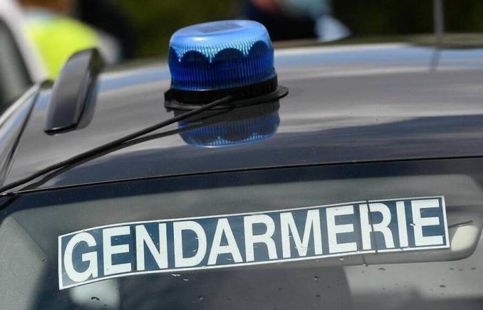 In Finistère, a man attacks a car with scissors