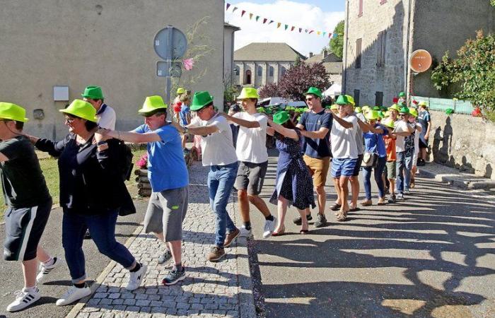 A line of 3000 dancers, the traders of this commune of Aveyron are aiming for the world record of foot breaking held in Lozère