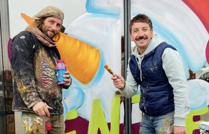 For Christmas, these two childhood friends paint the windows of businesses in La Manche