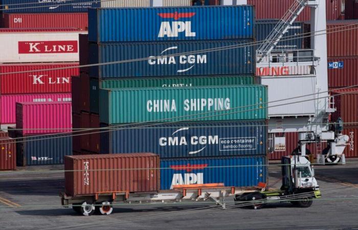 Donald Trump announces increase in customs duties on products from China, Canada and Mexico