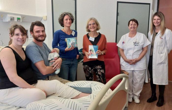 Speech therapists offer books to babies at the Narbonne maternity ward