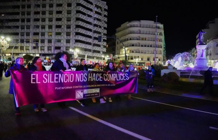 Hundreds of people support a march in León that denounces failures in awareness, prevention, education and reparation for victims