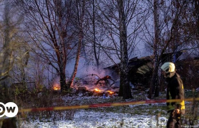 DHL cargo plane crashes near Vilnius airport in Lithuania – DW – 11/25/2024