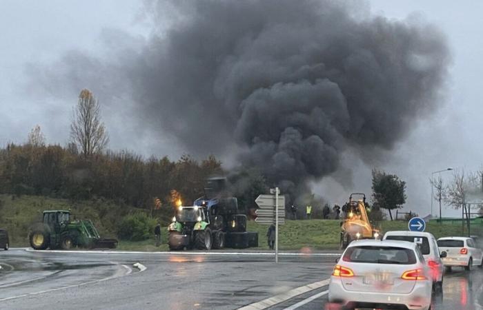 Rural Coordination demonstrates at the Cahors Sud motorway roundabout