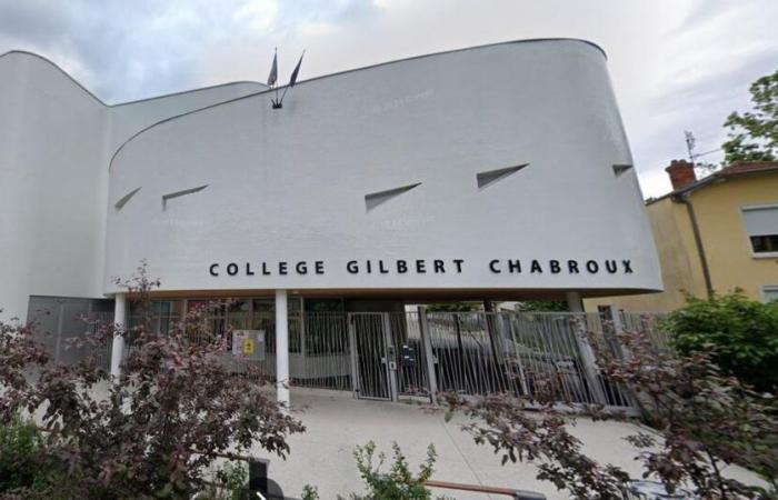 the ceiling of a college collapses in Villeurbanne, the students evacuated