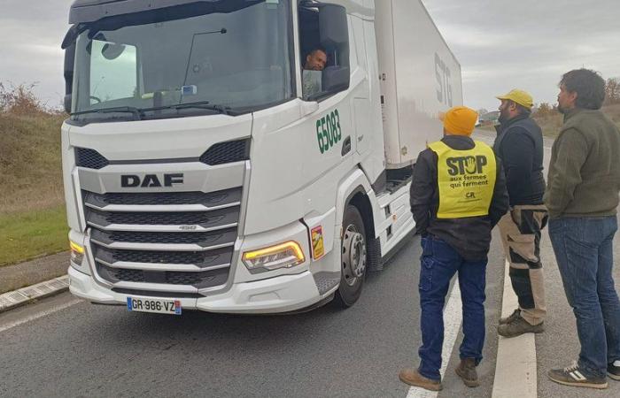 Anger of farmers: freight trucks controlled by Rural Coordination at the exit of the A20 motorway, in Cahors-Sud