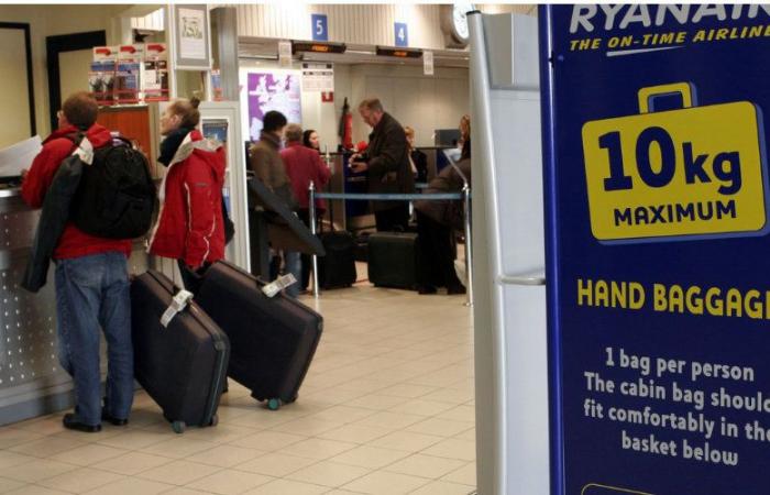 Ryanair, easyJet and Vueling condemned for cabin baggage