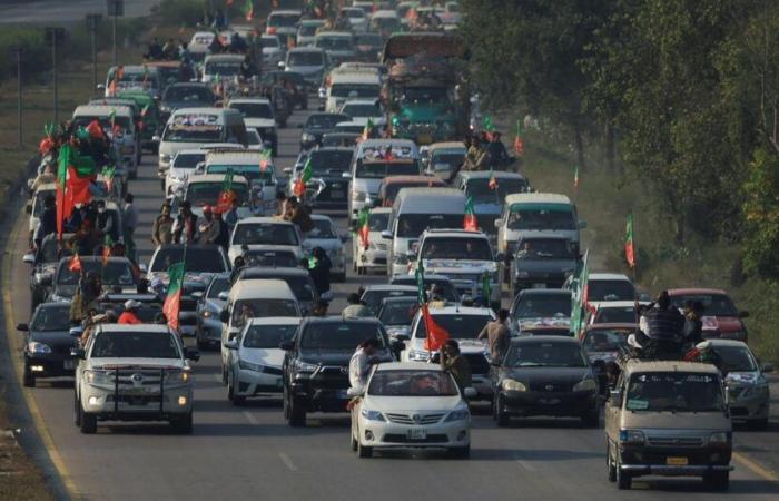 thousands of Imran Khan supporters at the gates of Islamabad, Washington calls for calm