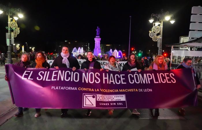 Hundreds of people support a march in León that denounces failures in awareness, prevention, education and reparation for victims