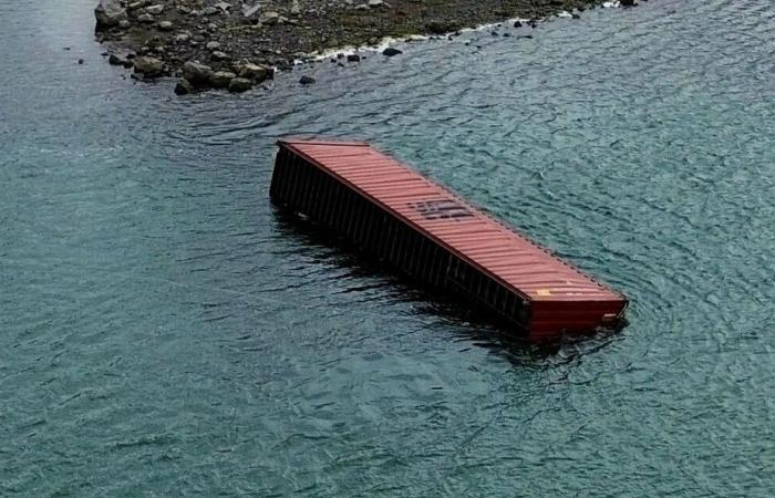 Boucherville | A container fell into the St. Lawrence River on Sunday