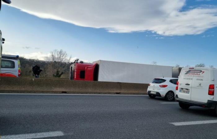 Metropolis of Lyon. The violent wind overturns its trailer, a heavy goods vehicle lies down on the Givors bridge