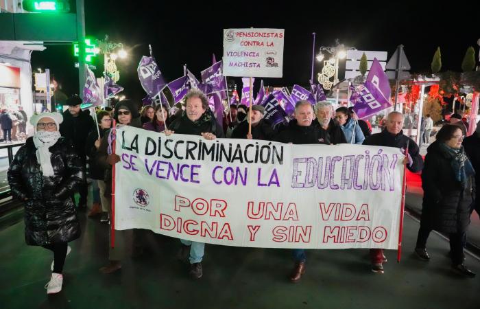 Hundreds of people support a march in León that denounces failures in awareness, prevention, education and reparation for victims