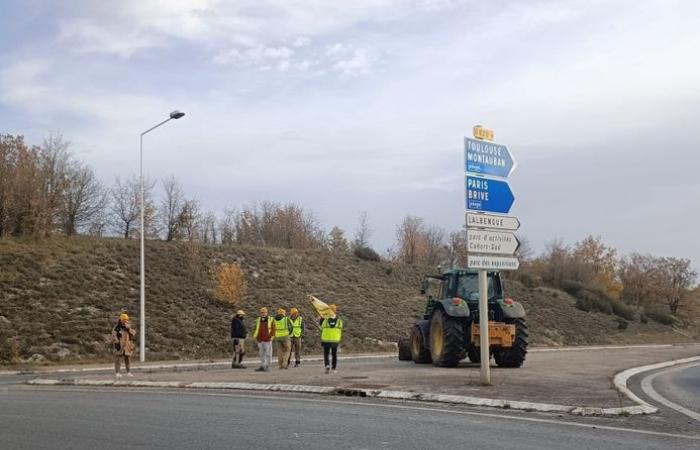 Anger of farmers: freight trucks controlled by Rural Coordination at the exit of the A20 motorway, in Cahors-Sud