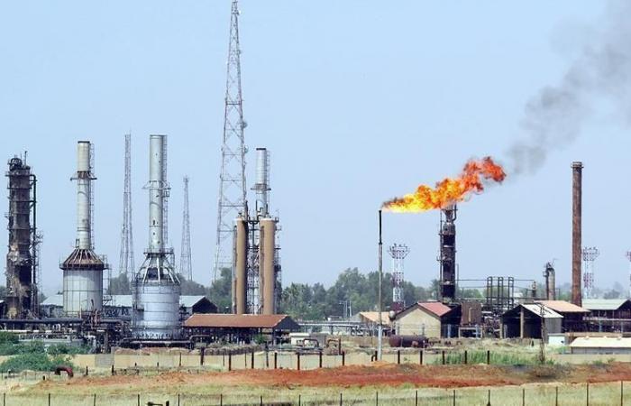 crude oil leak in the Loire after an incident at the Donges refinery