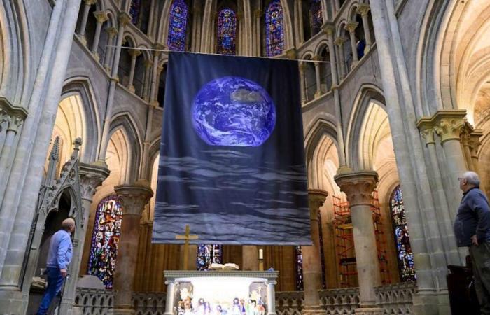 Giant photo: “Objectif Terre” at Lausanne Cathedral