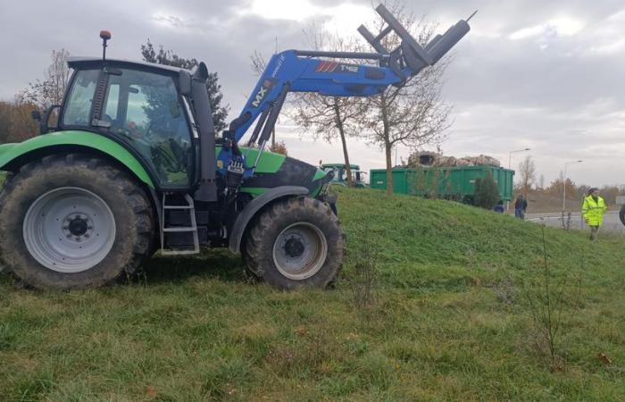 Anger of farmers: freight trucks controlled by Rural Coordination at the exit of the A20 motorway, in Cahors-Sud