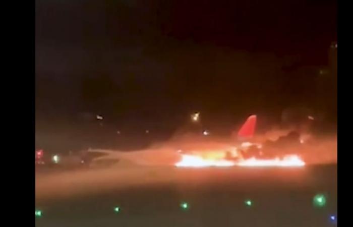 In Türkiye, a Russian plane catches fire when it lands in Antalya, passengers evacuated