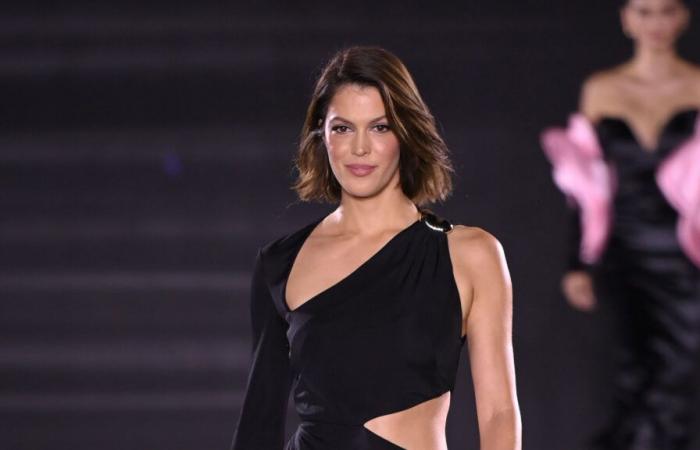 Iris Mittenaere reveals her sex appeal wearing a simple bathrobe and poses in a closet