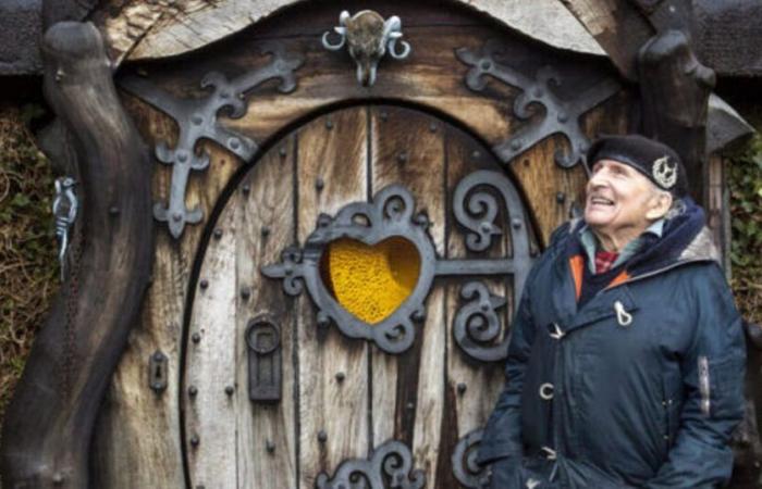 An inventive 90-year-old lumberjack has built his own house where he lives in complete autonomy, far from modern conveniences