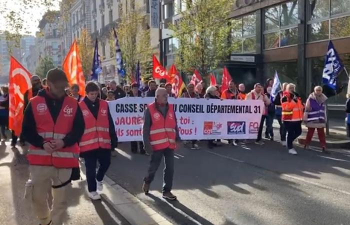 VIDEO. Anger of Departmental Council agents on strike against the elimination of 500 jobs, 2000 people in the street