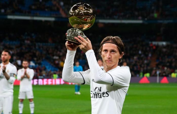 Modric's beautiful gesture with his Golden Ball for an injured player