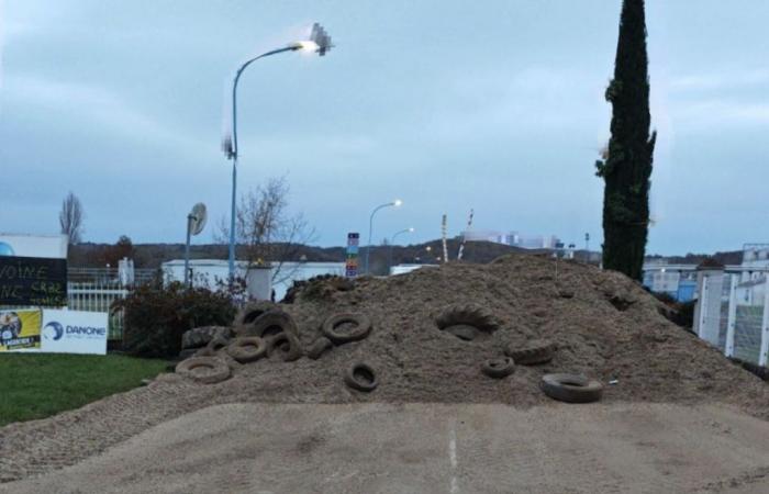 Farmers block the Danone factory in Villecomtal-sur-Arros to defend a local sector