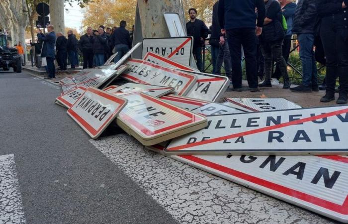 Farmers place dozens of municipal signs in front of the Pyrénées-Orientales prefecture