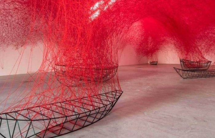 In his immersive installations, the artist Chiharu Shiota takes us into his soft and gigantic canvases