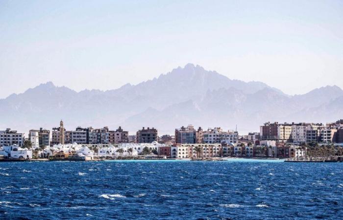 Shipwreck in the Red Sea: the boat faced with strong waves