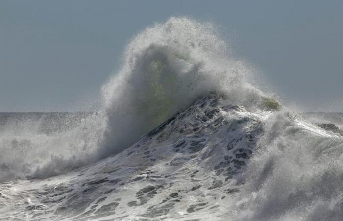 Tourist boat probably had an accident in strong waves