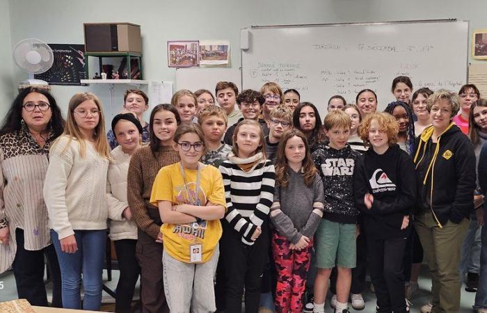 “Voyage, Voyage”, the choir of the Louis-Denayrouze college in Espalion faces the camera for its video clip