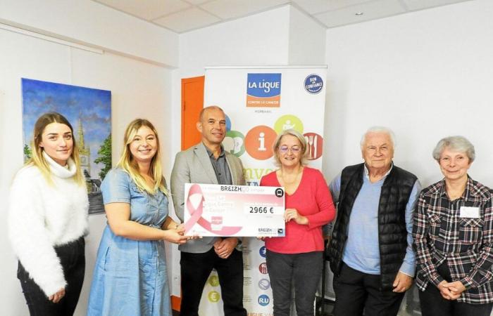 The transporter Transdev Cat 56 presented a check for €2,966 to the League Against Cancer