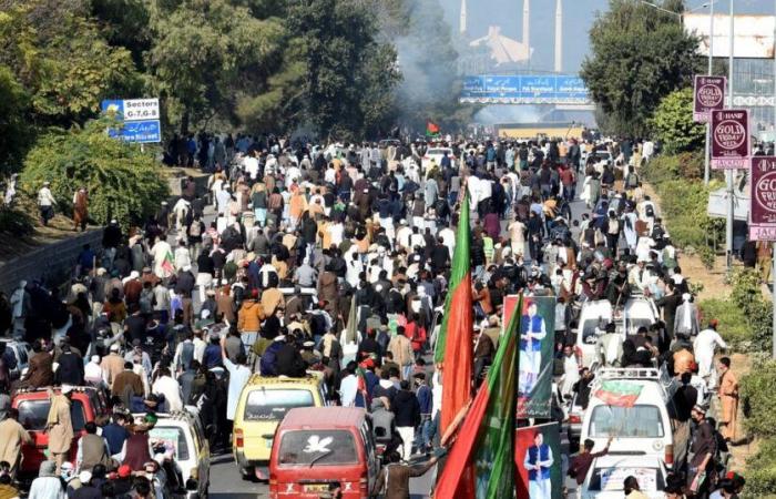 Pakistan plunges into political chaos