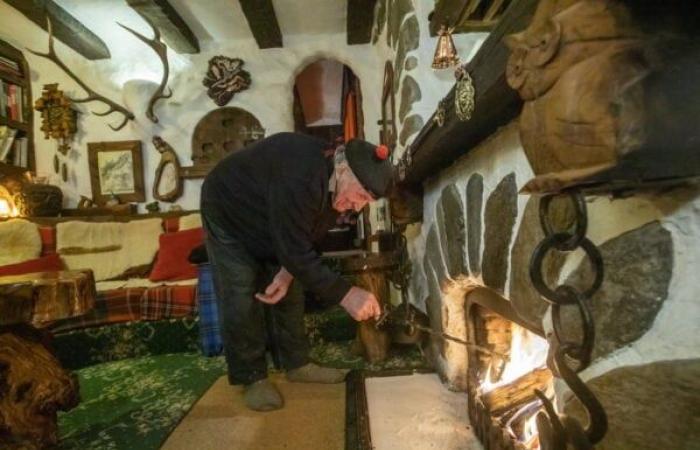 An inventive 90-year-old lumberjack has built his own house where he lives in complete autonomy, far from modern conveniences