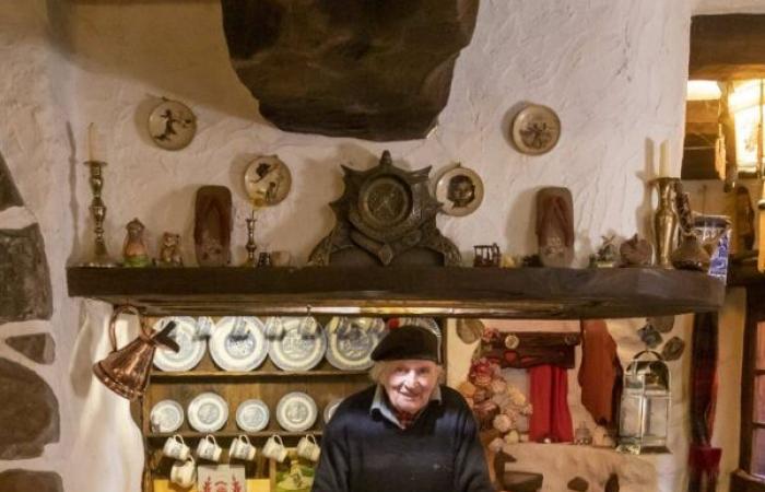 An inventive 90-year-old lumberjack has built his own house where he lives completely independently, far from modern conveniences