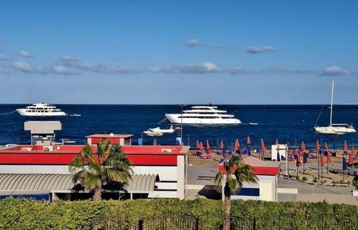 In Egypt, sixteen people missing following the sinking of a tourist boat in the Red Sea