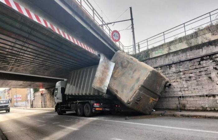 Metropolis of Lyon. A truck crashes under an SNCF bridge in Givors and finds itself stuck